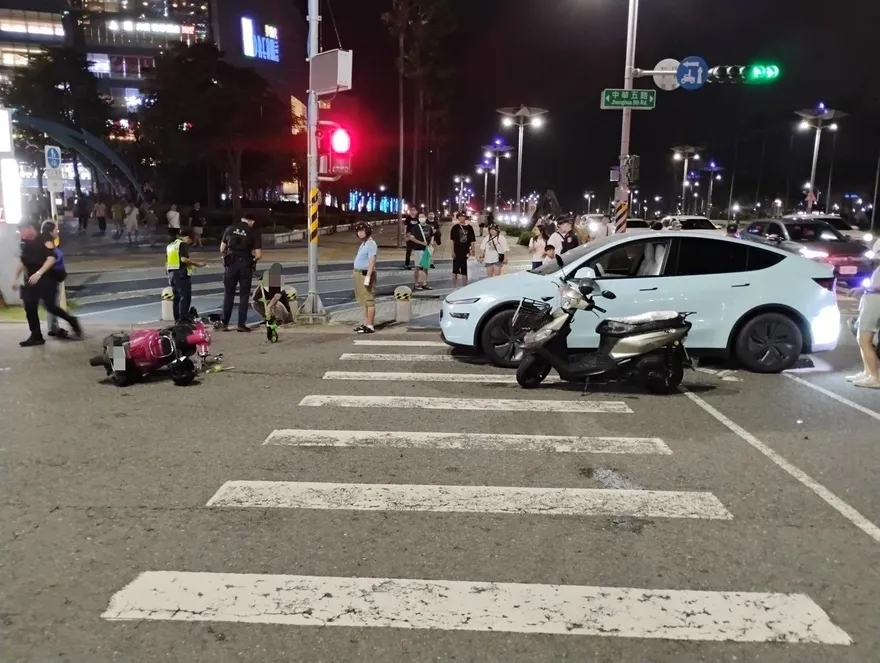 影/高雄男無照騎車載3歲童闖紅燈拒檢　撞車還酒測超標