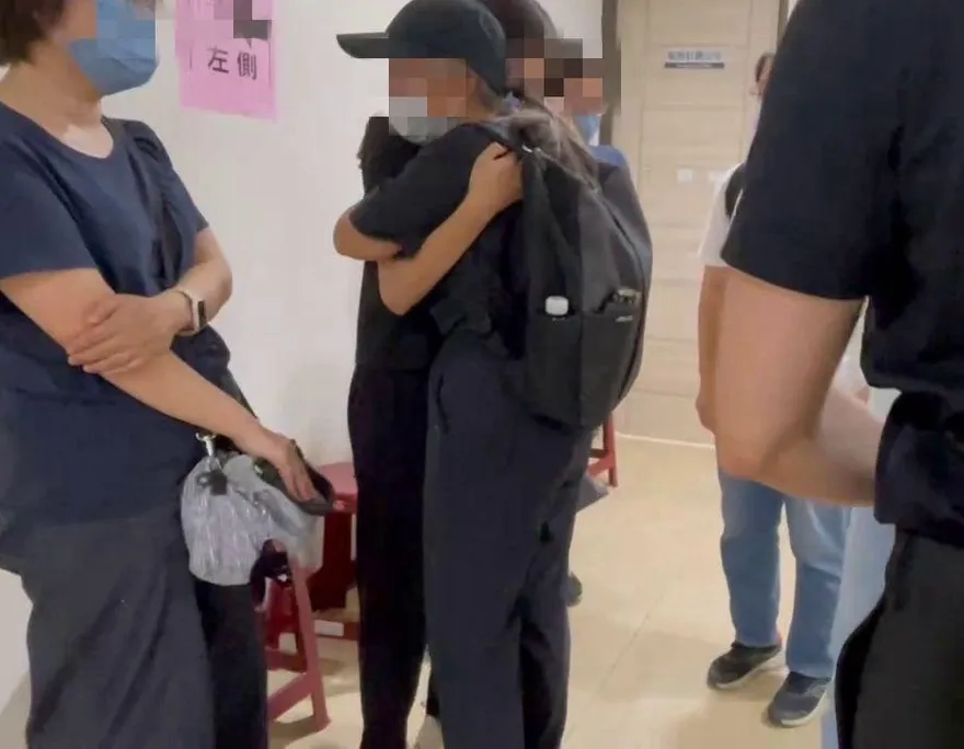 影/竹東山洪奪命！嘉義大學女學生卡護欄亡　家屬相驗痛哭
