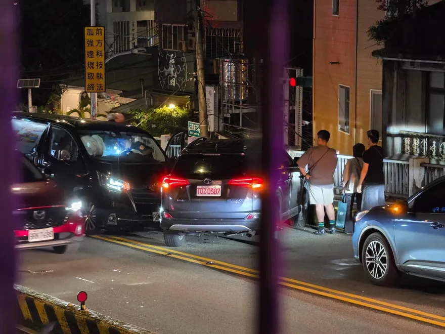 影/桃園三民陸橋車禍！51歲男駕阿法疑血糖低連撞3車