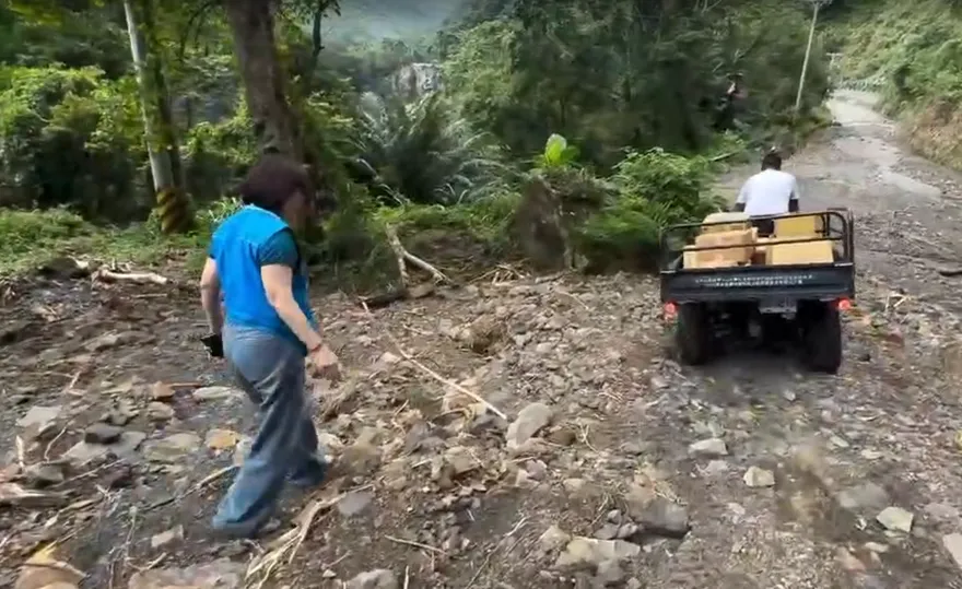 影/巴威颱風重創南庄道路！　農用搬運車成唯一交通工具