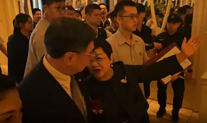 卓榮泰遭嗆「下台」！徐佳青咬耳一句「是盧秀燕叫的」畫面曝光