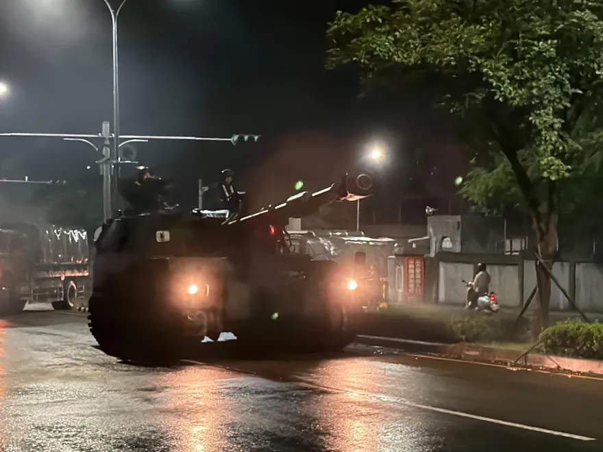影/第五作戰區聯合防禦操演　戰車、自走砲街頭夜間突襲
