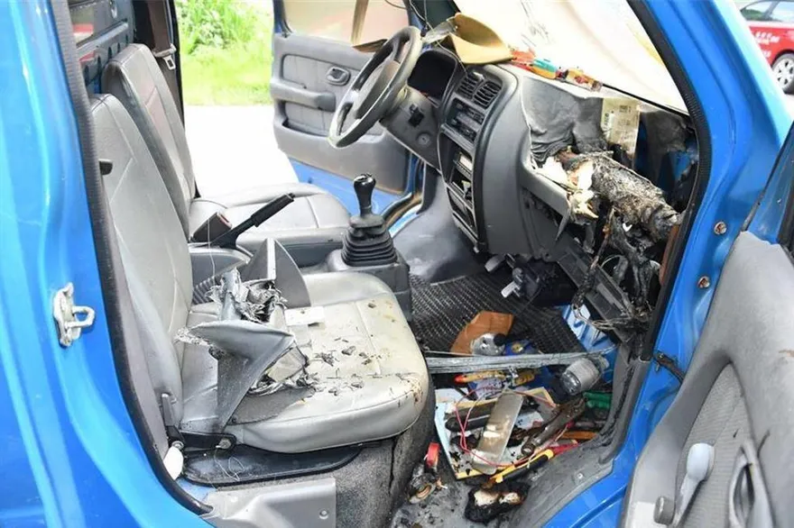 10分鐘聚光衝115℃！實測烈日車內放瓶裝水恐引火燒車