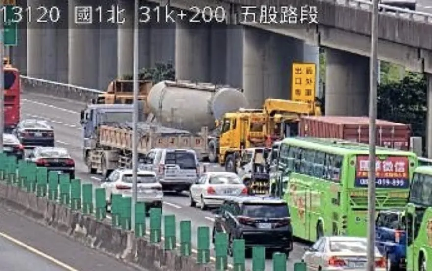 國道1號化學槽車追撞5車　2人輕傷未送醫
