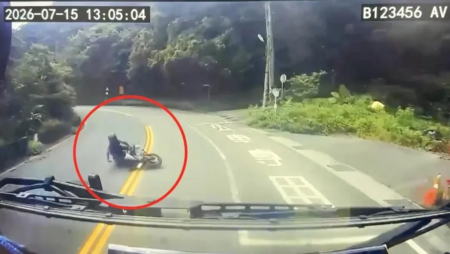影/北宜公路重機過彎撞大貨車　20歲騎士慘摔送醫