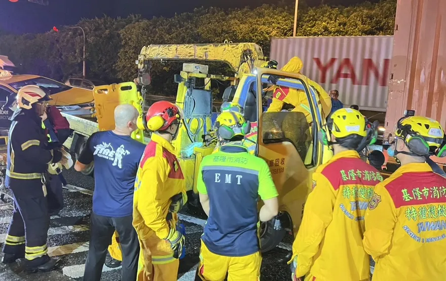 影/國道1號五堵段拖吊車追撞貨櫃車　車頭壓扁駕駛慘死