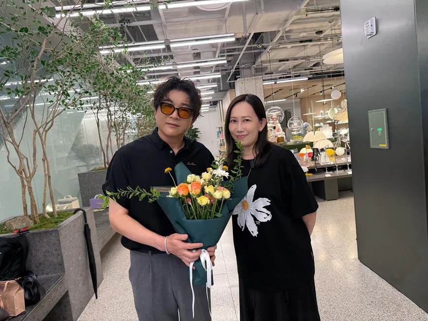 瑪菲司慶生排場超狂！SJ神童驚喜突襲直播　Apink南珠捧蛋糕現身