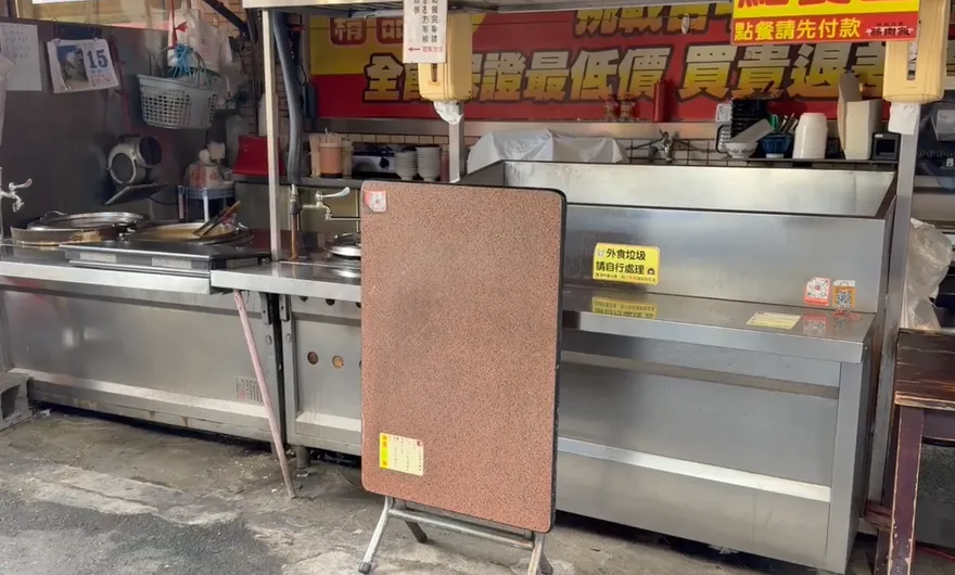 豐原廟東夜市大亂鬥！翻桌砸店嚇壞客　店家致歉提退費