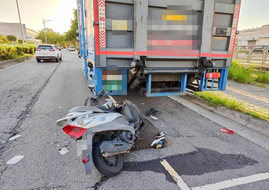 下班遇死劫！台中機車追撞大貨車、安全帽噴飛　33歲男亡