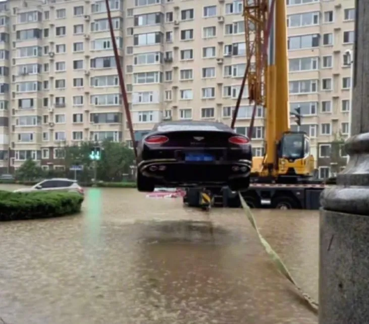 神操作！瀋陽車主擔心賓利豪車被水淹　雇吊車「懸半空」