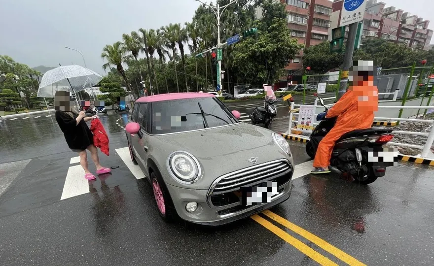小甜甜開Mini Cooper擦撞機車騎士慘摔　過失傷害罪起訴