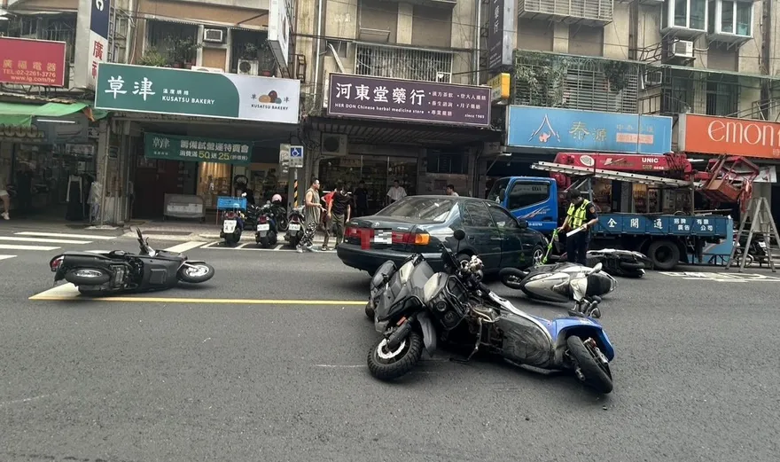 影/土城8旬翁開車逆向暴衝　撞6車釀6人傷