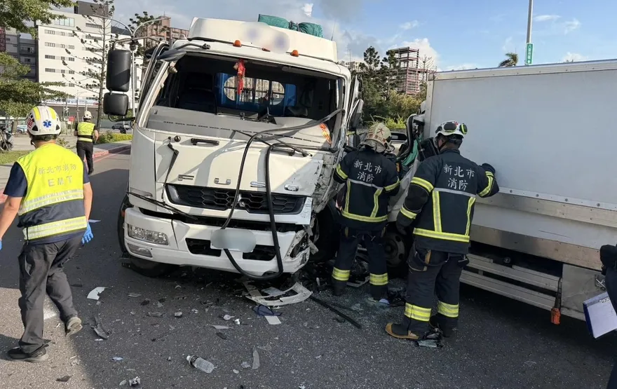 新北八里小貨車逆撞大貨車　車頭變形駕駛受困送醫