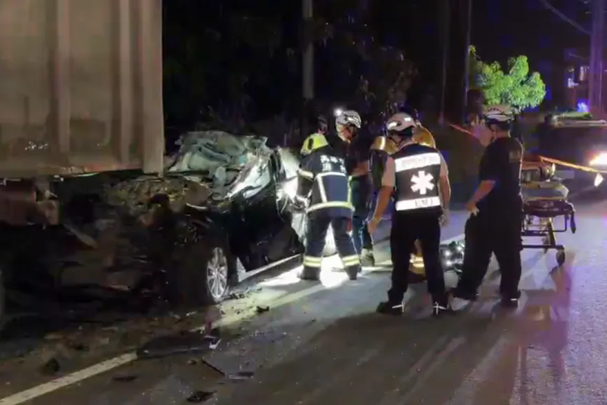 深夜巨響！高雄男駕車猛撞當場死亡　砂石車竟被撞到移位