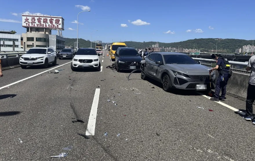 國1五楊高架5車連環撞2人傷　塞爆回堵1公里