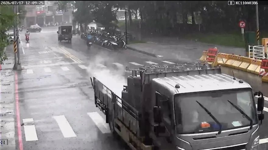 影/移動炸彈！高雄貨車瓦斯沿路狂洩白煙衝800米　驚悚畫面曝