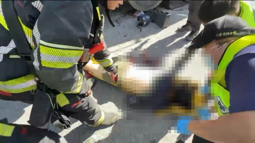 影/台東砂石車右轉擦撞機車　騎士受困輪下當場死亡