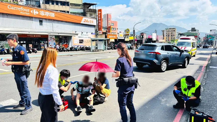 又見行人地獄！新北翁過馬路遭撞飛　暖警撐傘遮陽助就醫