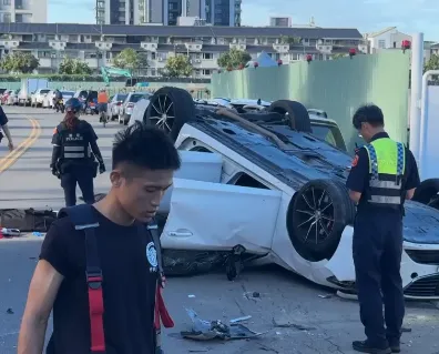 翻車了！　台中清晨嚴重車禍「騎士卡底部」無呼吸心跳