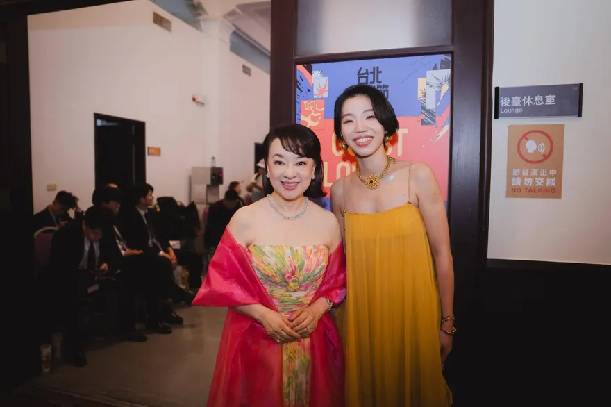 洪佩瑜抱病登北影獻唱！靠颱風假救回聲音　後台見翁倩玉秒變小粉絲