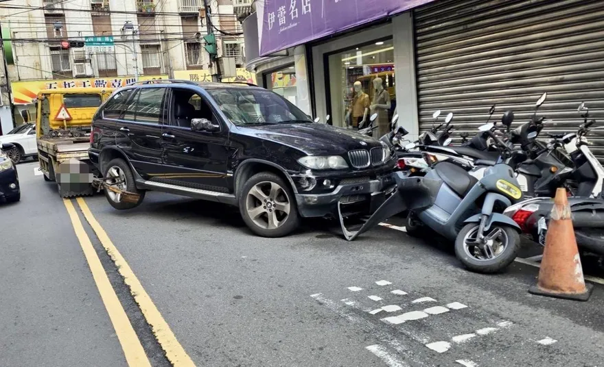影/新北板橋拖吊車操作不慎　掃倒多台機車釀1傷