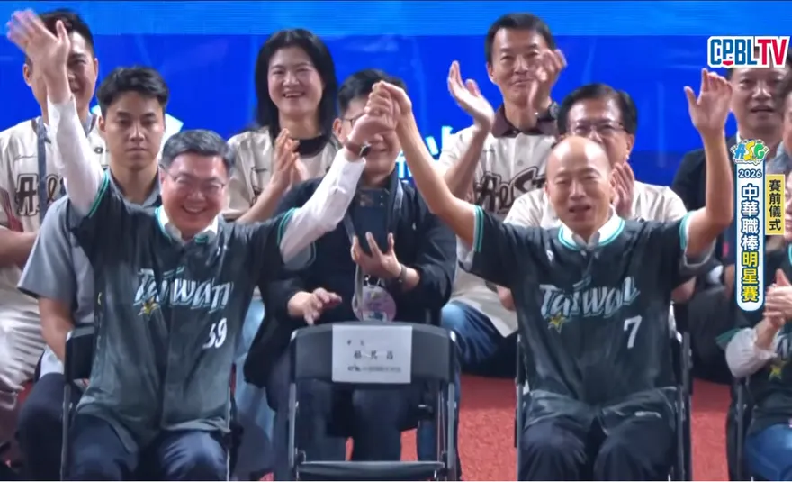卓榮泰牽手韓國瑜高高舉起！台北大巨蛋同台觀賞中職明星賽