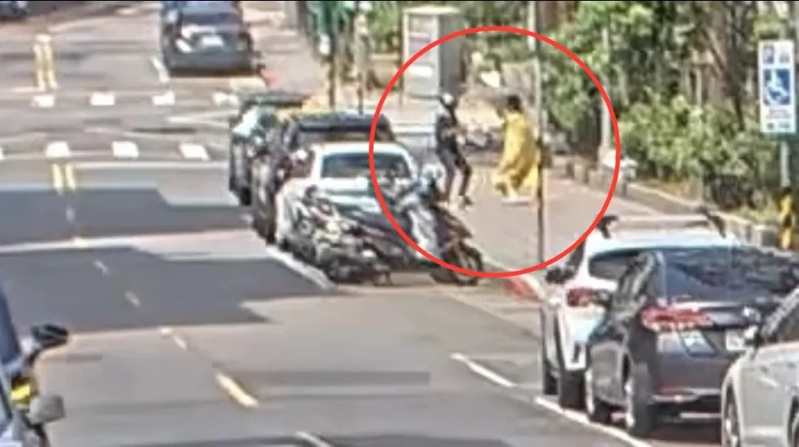 影/天母路邊當街持刀強盜搶包包　警3hrs速逮嫌犯