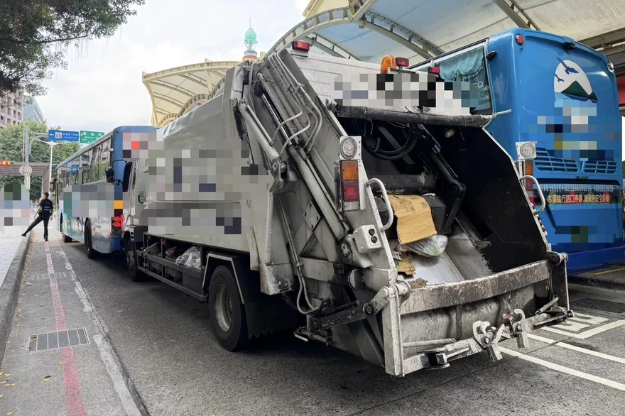 捷運圓山站外公車車禍　倒車撞垃圾車幸無人傷