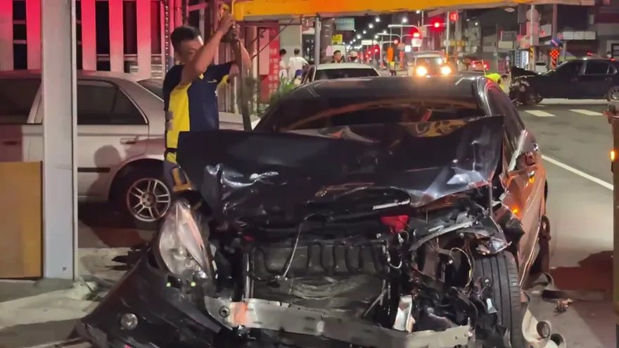 影/台中大里軟體園區前「警車被高速衝撞旋轉」！嫌犯是酒駕
