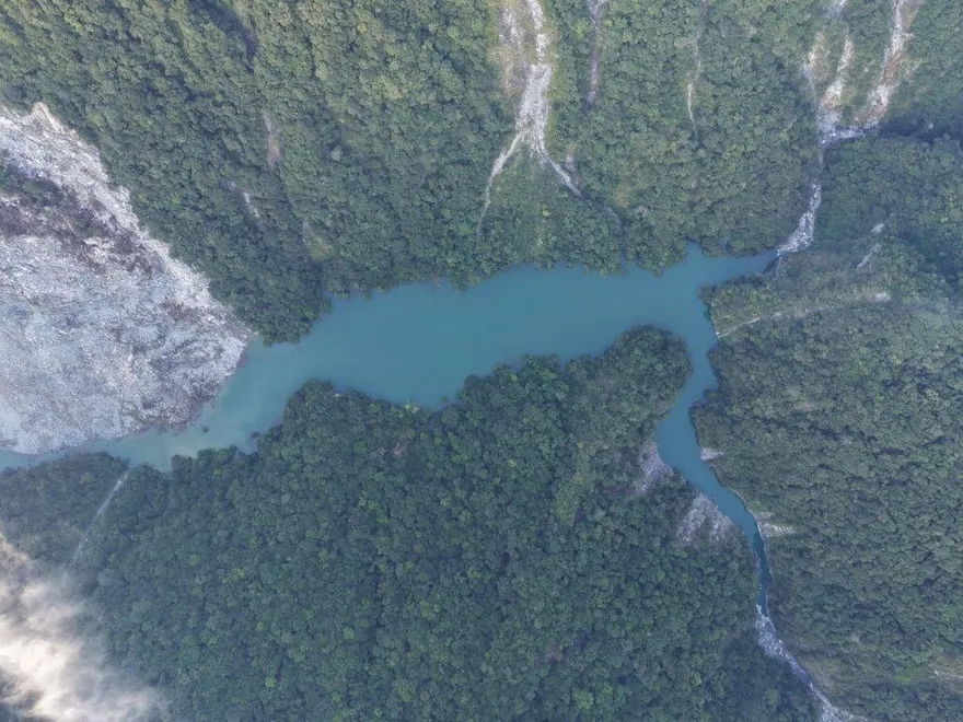 溢流倒數！萬里溪堰塞湖水位距壩頂僅30公分　估傍晚觸頂