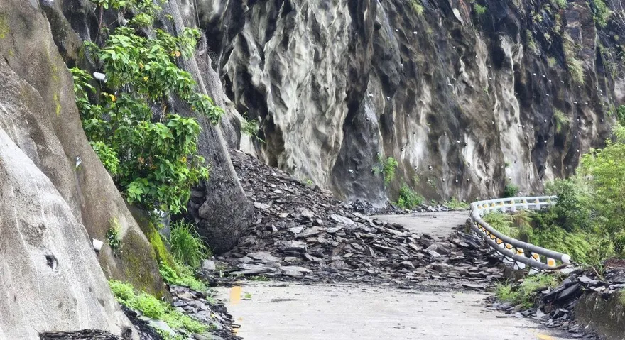 影/暴雨釀山崩！屏東霧台佳暮部落淪孤島　聯外道路全斷