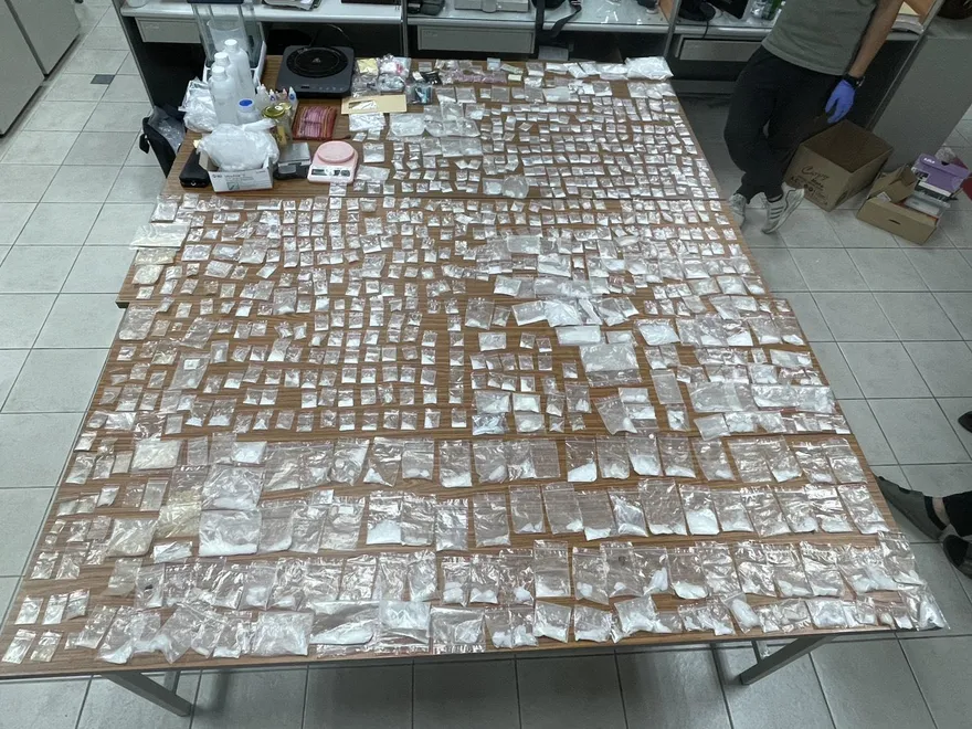 影/青春專案大掃毒！左營警跨區逮藥頭　扣海量依托咪酯