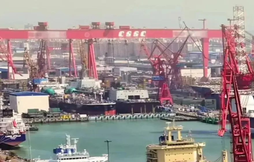 衛星直擊！陸打造「全球最大補給艦」　航母戰力恐再升級