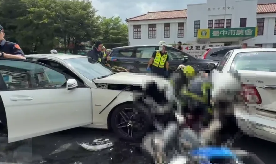 救不回來！台中豐原7車連環撞　騎士遭夾死、5傷