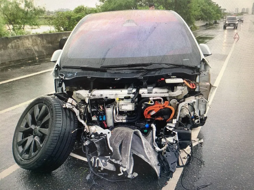 台南特斯拉自撞分隔島！車頭全毀輪胎噴飛　駕駛幸無傷