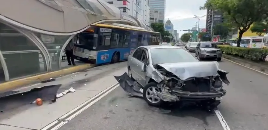 影/台中巨業客運公車車禍！撞進BRT科博館站釀5人受傷