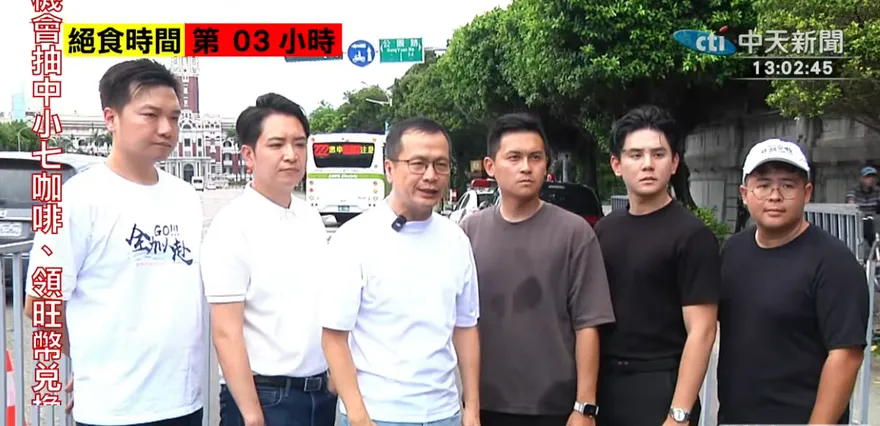 影/凱道靜坐絕食到725遊行！藍議員參選人穿黑衣嗆：中央政府已死