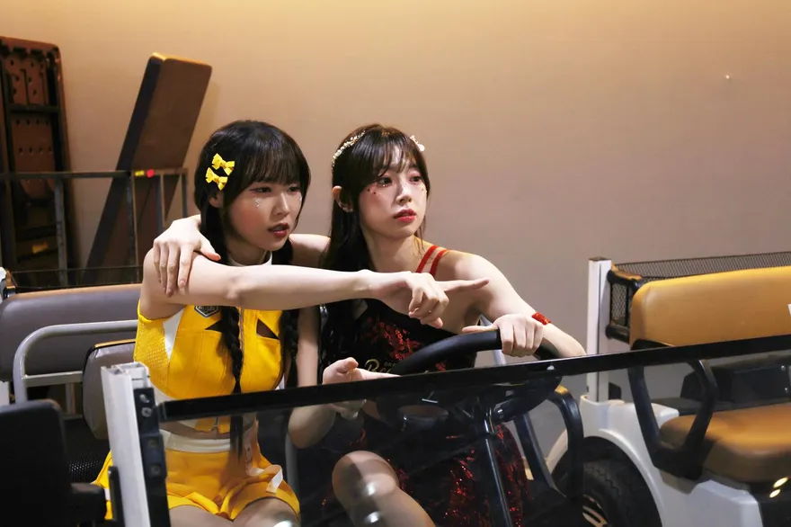 影/中職明星賽首合體應援！JJUBI、金娜妍「大巨蛋搞笑飆車」