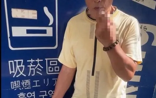 影/基隆公車站旁驚見阿北「喪屍抖」！網虧：還知道要在吸菸區