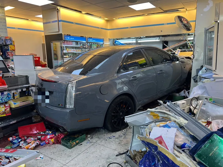 快訊/板橋「汽車撞進超商」！婦人遭撞捲入車底　送醫搶救不治