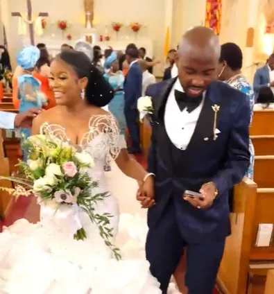 影/新郎走紅毯全程「低頭滑手機」　新娘步出教堂秒變臉轉頭抱怨