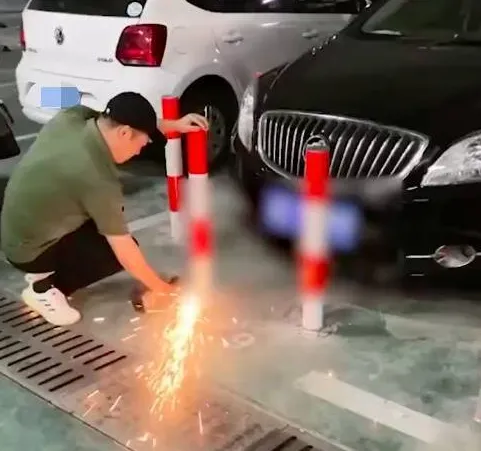 車位被占好生氣！狂打車主6通電話卻遇「拖延戰術」　他氣炸直接「焊接鐵柱圍車」
