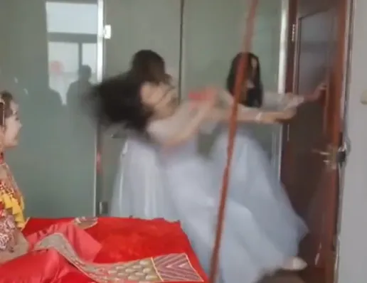 影/伴娘堵門要新郎給紅包才「放人」　下秒慘遭伴郎「連人帶門踹飛」