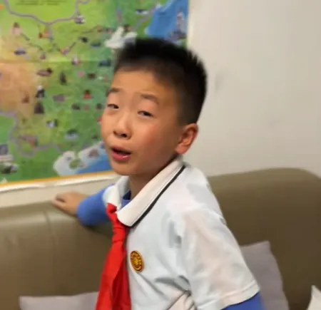 影/不滿新生妹妹名字太難聽　哥哥崩潰向爸媽抗議「你毀了她一生」