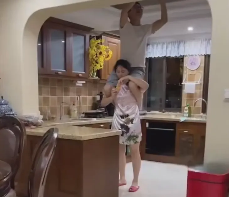 影/家裡燈泡壞掉卻找不到梯子　妻子直接「一肩扛起」丈夫...網大讚：娶對人了