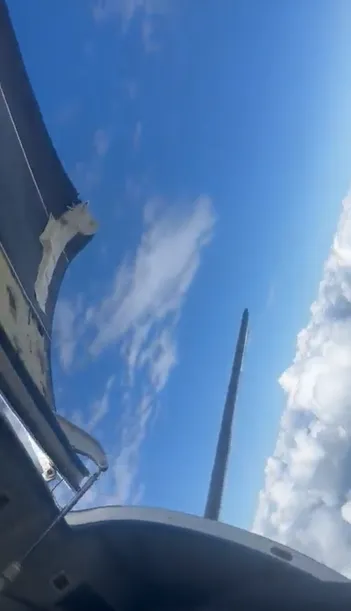 影/機艙門「高空飛一半突彈開」　乘客怕爆仍拿手機錄驚悚一幕