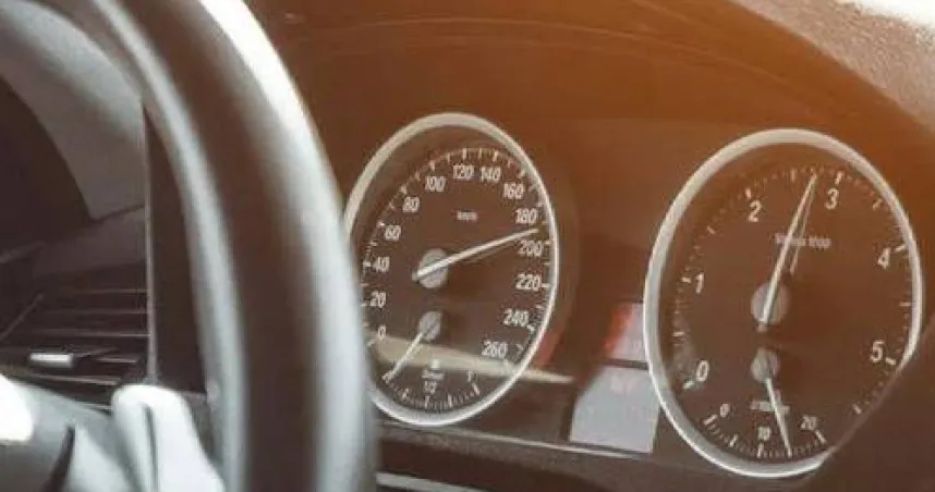 爸爸在車底偷裝「定位追蹤」　32歲女兒氣炸：我要搬家