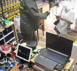 影/只因不願幫付手機維修費…他竟當眾「掌摑妻子」　老婆1反應驚呆網友