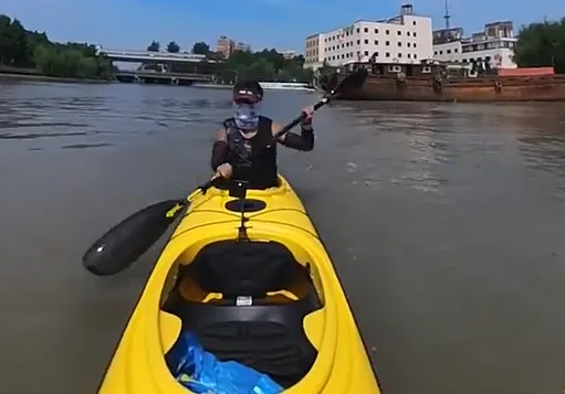 影/再也不怕塞車！上海男每天划船上下班　6公里路程「耗時1hr」