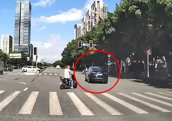 影/特斯拉闖紅燈撞上電動自行車　騎士噴飛數公尺高當場身亡